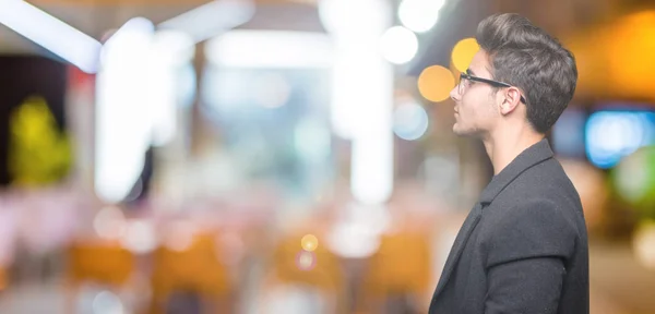 Jeune Bel Homme Élégant Portant Des Lunettes Sur Fond Isolé — Photo