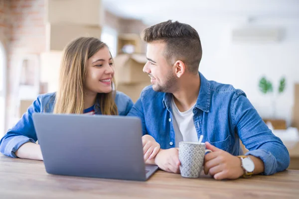 Junges Paar entspannt einen Kaffee trinken und mit dem Computer l — Stockfoto