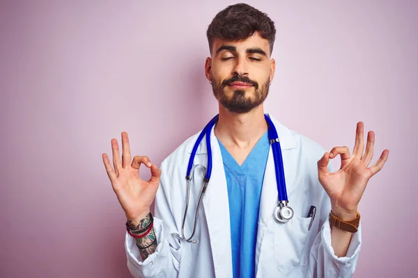 Dokter Muda Dengan Tato Stetosop Berdiri Atas Latar Belakang Merah — Stok Foto