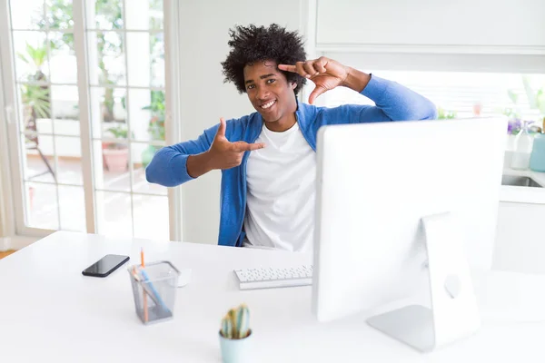 African American Man Werken Met Behulp Van Computer Glimlachen Maken — Stockfoto