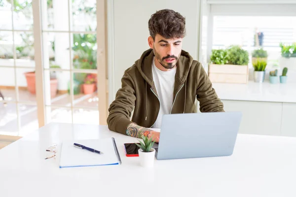 Mladý Student Který Používal Počítačový Laptop Zápisník Vyděsil Šoku Překvapením — Stock fotografie