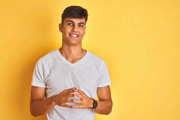 Ung Indisk Man Klädd Vit Shirt Stående Över Isolerade Gula — Stockfoto