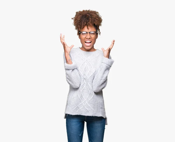 Hermosa Mujer Afroamericana Joven Vistiendo Suéter Invierno Sobre Fondo Aislado —  Fotos de Stock