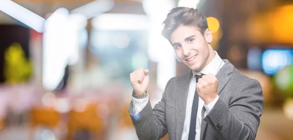 Junger Geschäftsmann Anzug Und Krawatte Über Isoliertem Hintergrund Sehr Glücklich — Stockfoto