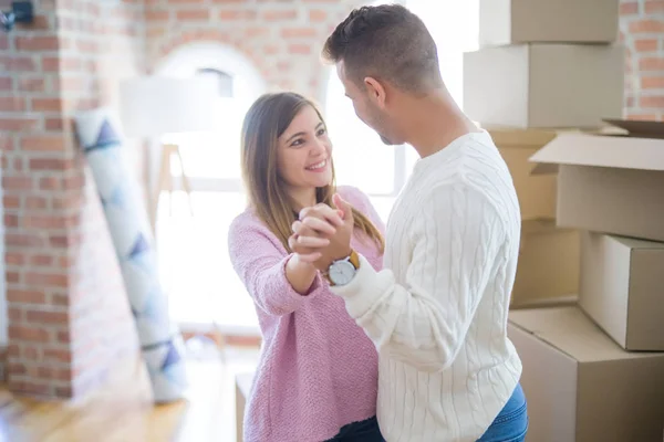 Joven hermosa pareja enamorada celebrando el baile moviéndose a un n — Foto de Stock