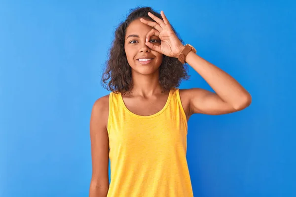 Młoda Brazylijska Kobieta Ubrana Żółty Shirt Stojący Nad Białym Niebieskim — Zdjęcie stockowe