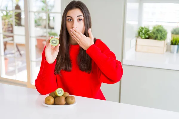 Όμορφη Νεαρή Γυναίκα Τρώει Μισό Φρέσκο Πράσινο Ακτινίδιο Κάλυμμα Στόμα — Φωτογραφία Αρχείου