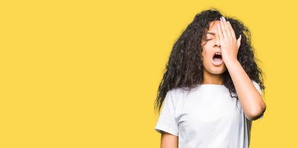 Fiatal Gyönyörű Lány Göndör Hajú Alkalmi Fehér Póló Yawning Fáradt — Stock Fotó