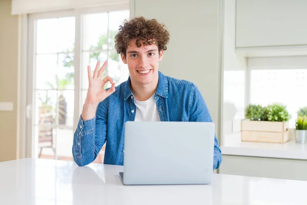 Mladý Muž Používající Přenosný Počítač Který Dobře Podepíší Prsty Výborný — Stock fotografie