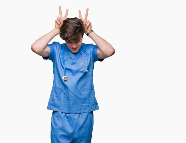 Joven Doctor Vistiendo Uniforme Médico Sobre Fondo Aislado Posando Divertido — Foto de Stock