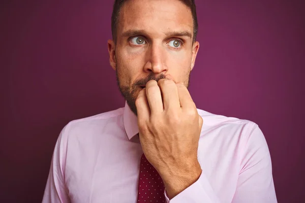 Großaufnahme Eines Geschäftsmannes Der Elegantes Hemd Und Krawatte Über Lila — Stockfoto