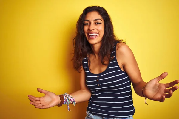 Jonge Mooie Vrouw Dragen Gestreepte Shirt Staande Geïsoleerde Gele Achtergrond — Stockfoto