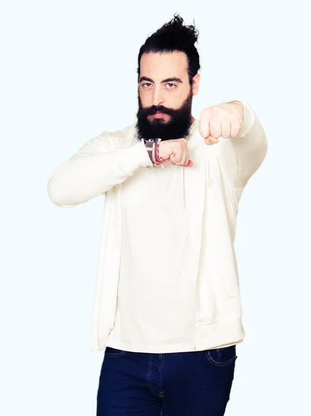 Jovem Hipster Com Cabelos Longos Barba Vestindo Camisola Esportiva Punho — Fotografia de Stock