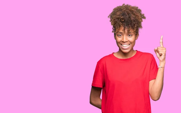 Mooie Jonge Afro Amerikaanse Vrouw Geïsoleerde Achtergrond Vinger Omhoog Met — Stockfoto