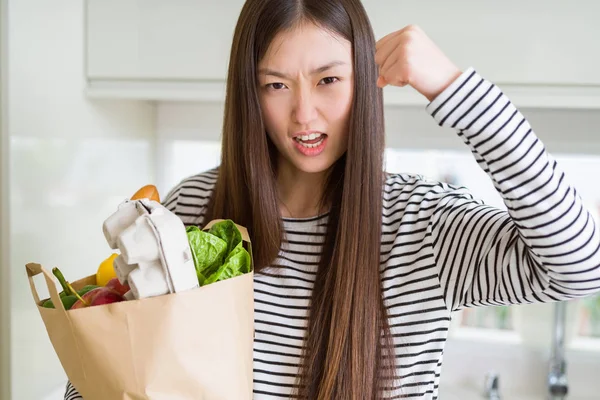 新鮮な食料品の紙袋を持つ美しいアジアの女性は 狂気と上げられた手で叫んで怒りとイライラし 怒りの概念 — ストック写真