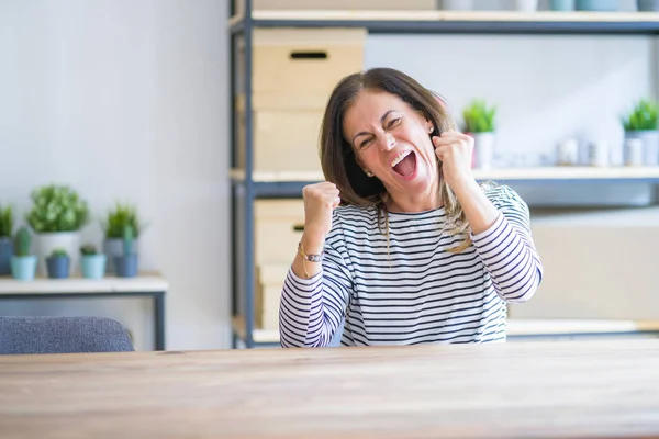 Middelbare Leeftijd Senior Vrouw Zittend Aan Tafel Thuis Erg Blij — Stockfoto