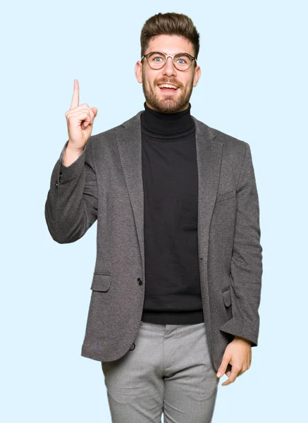 Mladý Pohledný Obchodní Muž Nosí Brýle Ukazující Prst Úspěšným Myšlenkou — Stock fotografie