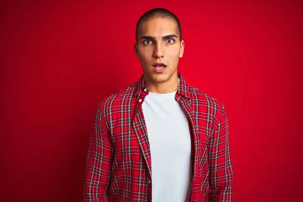 Genç Yakışıklı Adam Kırmızı Izole Arka Plan Üzerinde Izlemek Kullanarak — Stok fotoğraf