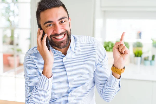 Yakışıklı Spanyol Adamı Akıllı Telefon Çok Mutlu Parmak Yan Ile — Stok fotoğraf
