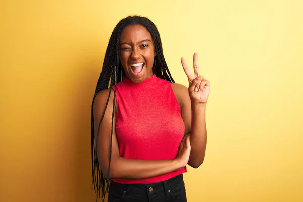 Afro Amerikaanse Vrouw Draagt Rood Casual Shirt Dat Geïsoleerde Gele — Stockfoto