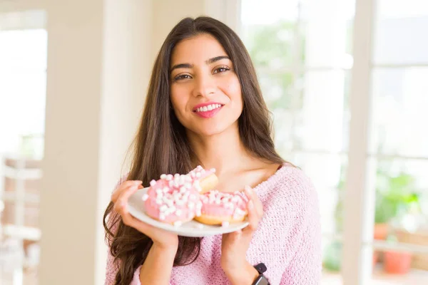 Belle jeune femme souriante tenant une assiette pleine de délicieux — Photo