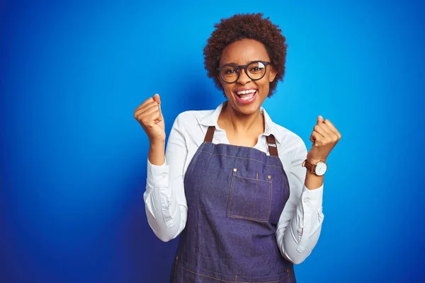 Joven Mujer Afroamericana Propietaria Una Tienda Con Delantal Negocios Sobre — Foto de Stock