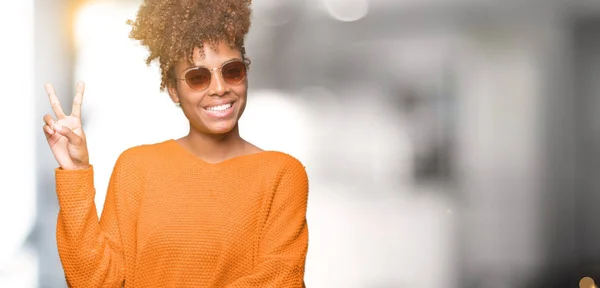 Hermosa Mujer Afroamericana Joven Con Gafas Sol Sobre Fondo Aislado — Foto de Stock