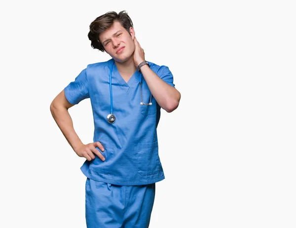 Junger Arzt Der Medizinische Uniform Über Isoliertem Hintergrund Trägt Leidet — Stockfoto