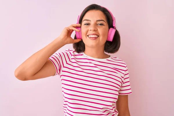 Молодая Красивая Женщина Слушает Музыку Помощью Наушников Изолированном Розовом Фоне — стоковое фото