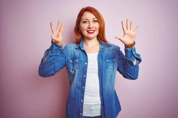 Youg Mulher Ruiva Bonita Vestindo Camisa Jeans Sobre Fundo Rosa — Fotografia de Stock