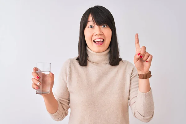 Joven Hermosa Mujer China Sosteniendo Vaso Agua Sobre Fondo Blanco —  Fotos de Stock