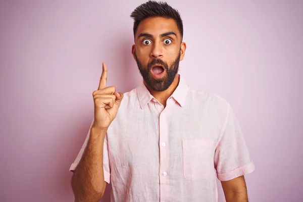 年轻的印度男子穿着休闲衬衫站在孤立的粉红色背景指向手指与成功的想法 退出和快乐 — 图库照片