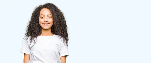 Junges Schönes Mädchen Mit Lockigem Haar Das Ein Lässiges Weißes — Stockfoto