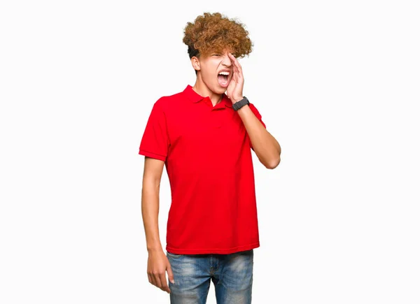 Jonge Knappe Man Met Afro Haar Dragen Rode Shirt Schreeuwen — Stockfoto