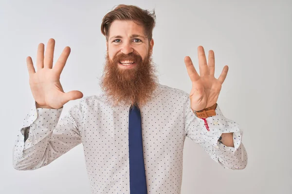 Jonge Redhead Ierse Zakenman Staande Geïsoleerde Witte Achtergrond Tonen Wijzend — Stockfoto