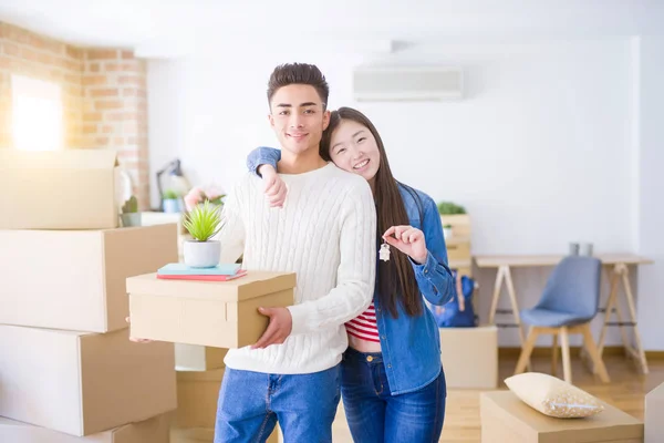 Unga Asiatiska Paret Innehar Nycklar Nya Hus Leende Glad Och — Stockfoto