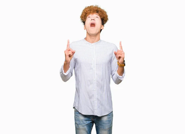 Junger Gutaussehender Geschäftsmann Mit Afro Haaren Elegantem Hemd Erstaunt Und — Stockfoto