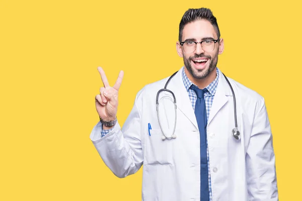 Knappe Jonge Dokter Man Geïsoleerde Achtergrond Glimlachend Met Blij Gezicht — Stockfoto