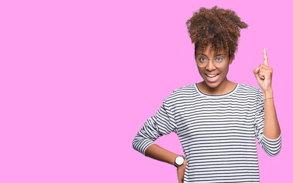 Linda Jovem Afro Americana Usando Óculos Sobre Fundo Isolado Apontando — Fotografia de Stock