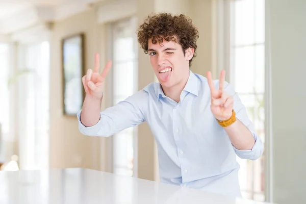 Junger Geschäftsmann Mit Lockigem Lesekopf Lächelnd Mit Herausgestreckter Zunge Der — Stockfoto