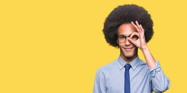 Unga Afroamerikanska Affärsman Med Afro Hår Glasögon Gör Gest Med — Stockfoto