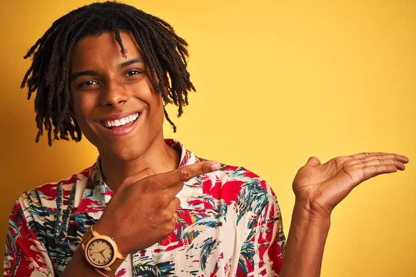 Afro Homem Com Dreadlocks Férias Vestindo Camisa Floral Sobre Fundo — Fotografia de Stock