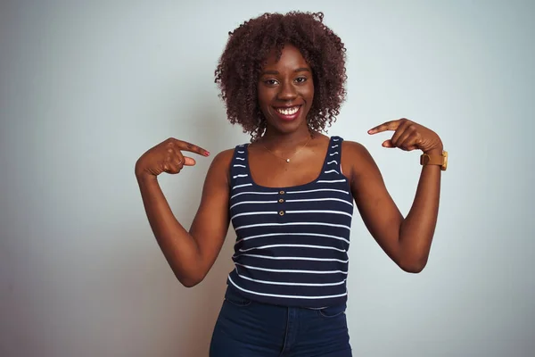 Unga Afrikanska Afro Kvinna Klädd Randig Shirt Stående Över Isolerad — Stockfoto