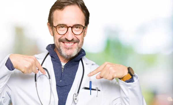 Knappe Middenleeftijd Arts Man Met Medische Vacht Zoek Vertrouwen Met — Stockfoto