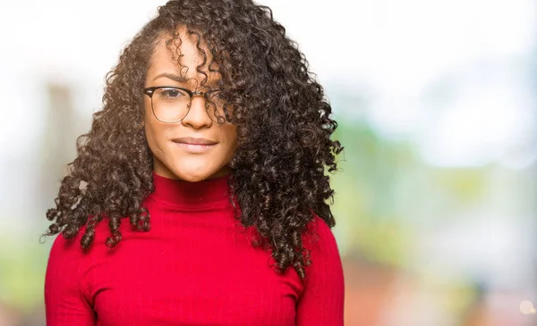Młoda Piękna Kobieta Kręconymi Włosami Okularach Poważną Miną Twarzy Proste — Zdjęcie stockowe
