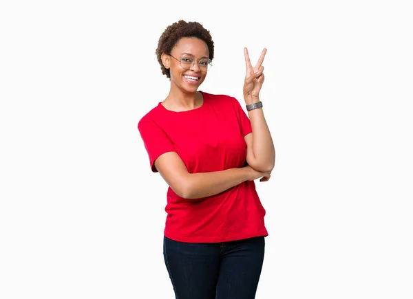 Hermosa Mujer Afroamericana Joven Con Gafas Sobre Fondo Aislado Sonriendo —  Fotos de Stock