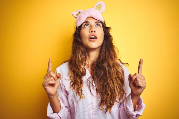 Mujer Joven Con Pijama Máscara Dormir Pie Sobre Fondo Aislado — Foto de Stock