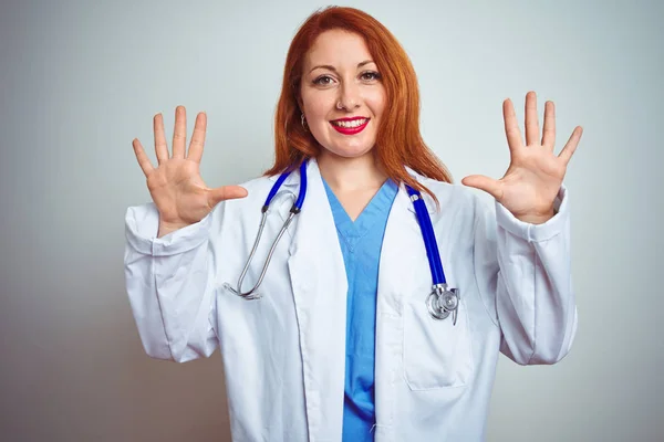 Jonge Roodharige Dokter Vrouw Met Behulp Van Stethoscoop Witte Geïsoleerde — Stockfoto