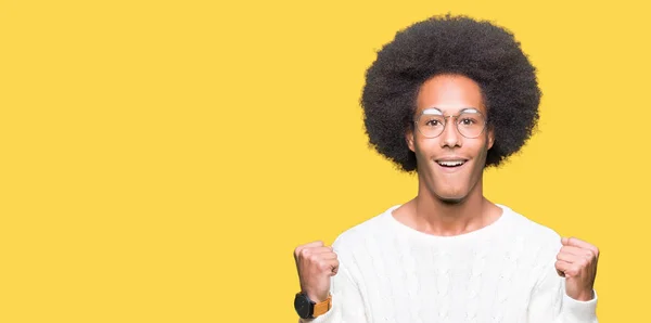 Americký Mladík Afro Vlasy Nosí Brýle Slaví Překvapen Ohromen Pro — Stock fotografie