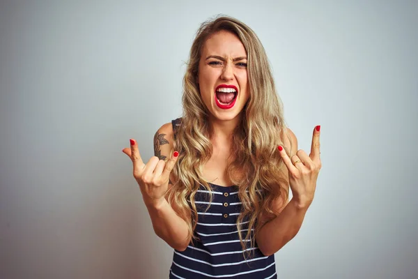 Giovane Bella Donna Che Indossa Strisce Shirt Piedi Sfondo Bianco — Foto Stock